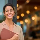 Emprendedora hispana con carpeta de documentos